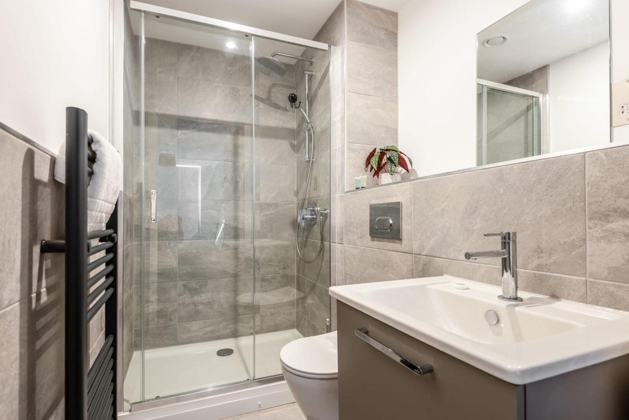Stayzeni, Ouse Court Elegant 2 Bed Flat *